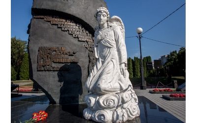 RECTOR OF KSMU HONORED THE MEMORY OF THE FALLEN CREW OF «KURSK» NUMC